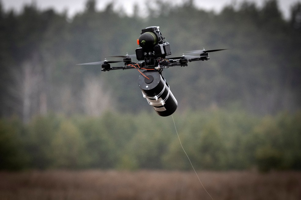 Um drone de fibra óptica FPV de fabricação ucraniana voa em um mercado militar em um local não revelado na região de Kyiv, na Ucrânia. — Foto: Efrem Lukatsky / AP