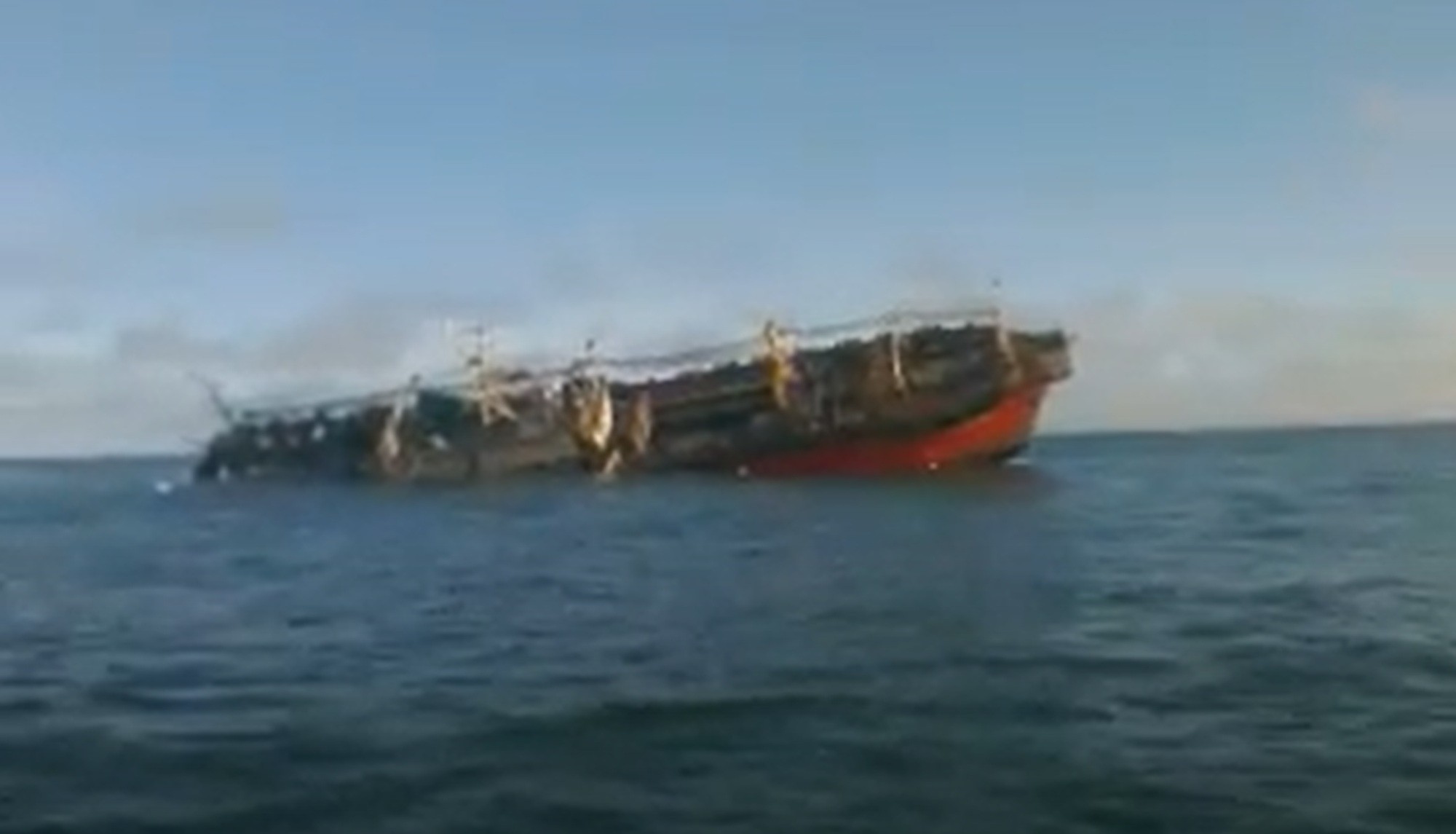 É #FAKE que vídeo mostre navio pesqueiro chinês afundado por governo de Milei; imagem é de 2013