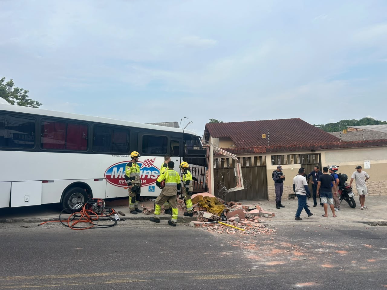 Motorista fica preso às ferragens após micro-ônibus bater em muro de casa na Zona Centro-Oeste de Manaus; VÍDEO