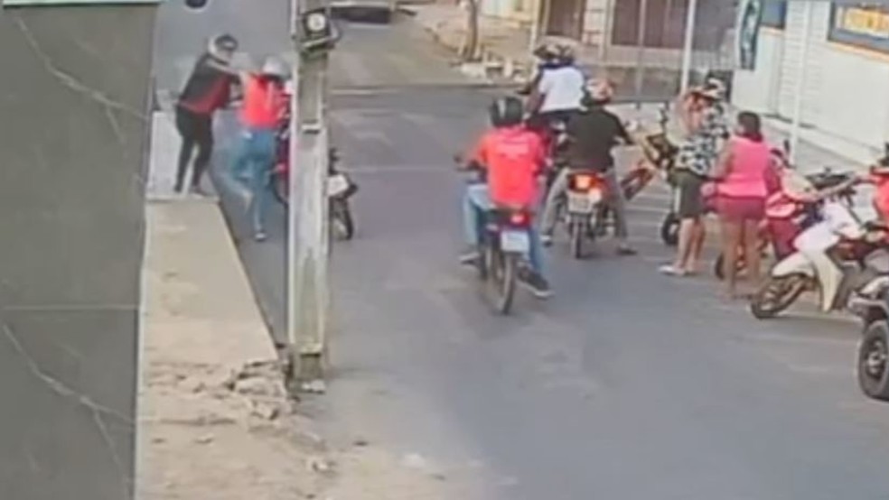 Mulheres brigam no trânsito após colisão entre motocicletas em Tianguá, no Ceará. — Foto: Ipiapaba 24 horas/ Reprodução