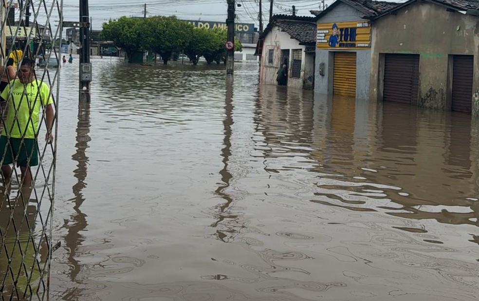 Santa Rita, na Grande João Pessoa, ficou alagada após chuvas — Foto: Karine Tenório/TV Cabo Branco
