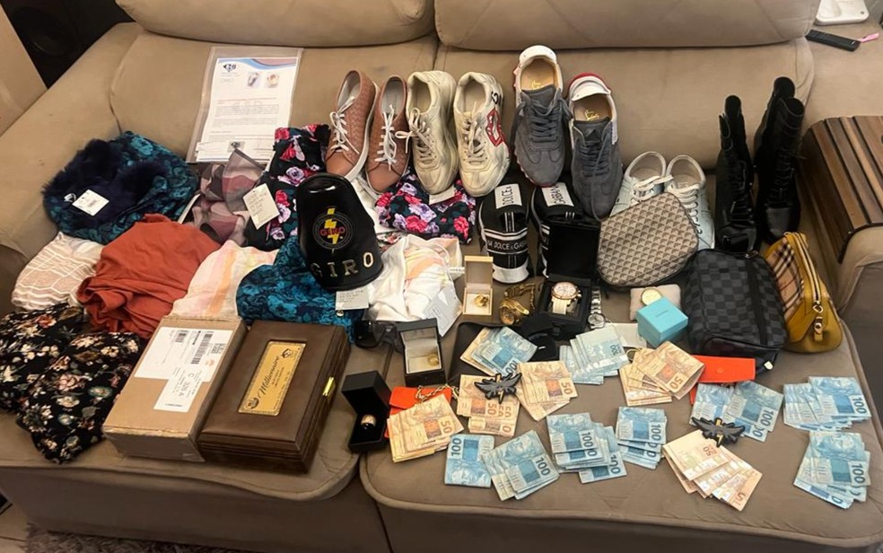 Materiais apreendidos com casal suspeito de aplicar golpes, em Goiânia, Goiás — Foto: Divulgação/Polícia Militar