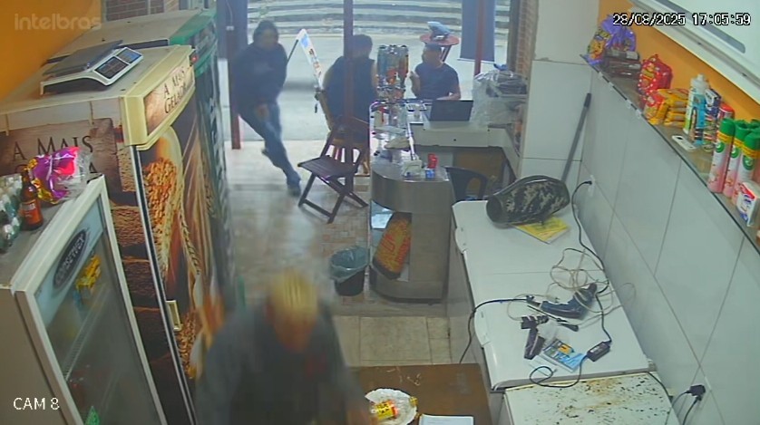 Câmeras de segurança gravam execução de entregador de quentinhas em bar na Região Metropolitana do Rio