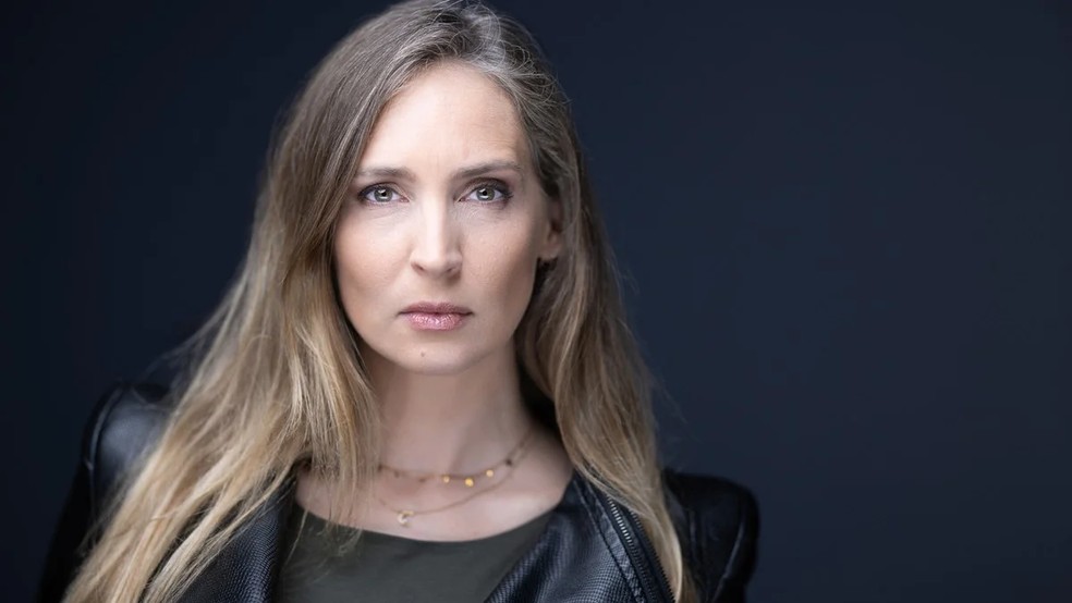 A ex-modelo francesa Juliette posa durante uma sessão de fotos em Paris em 10 de março de 2026 — Foto: Joël Saget / AFP