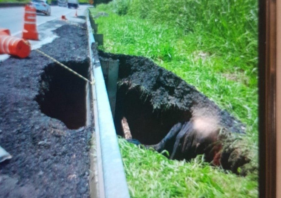 Asfalto cede na Via Dutra, em Barra Mansa