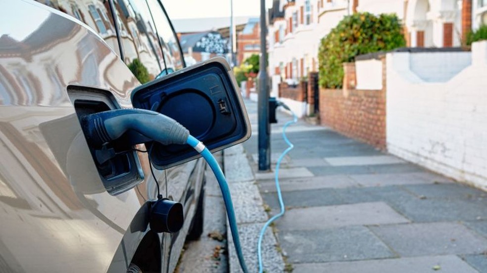 Especialistas alertam que para reduzir as emissões será necessário substituir todos os motores a combustão por motores elétricos — Foto: GETTY IMAGES via BBC