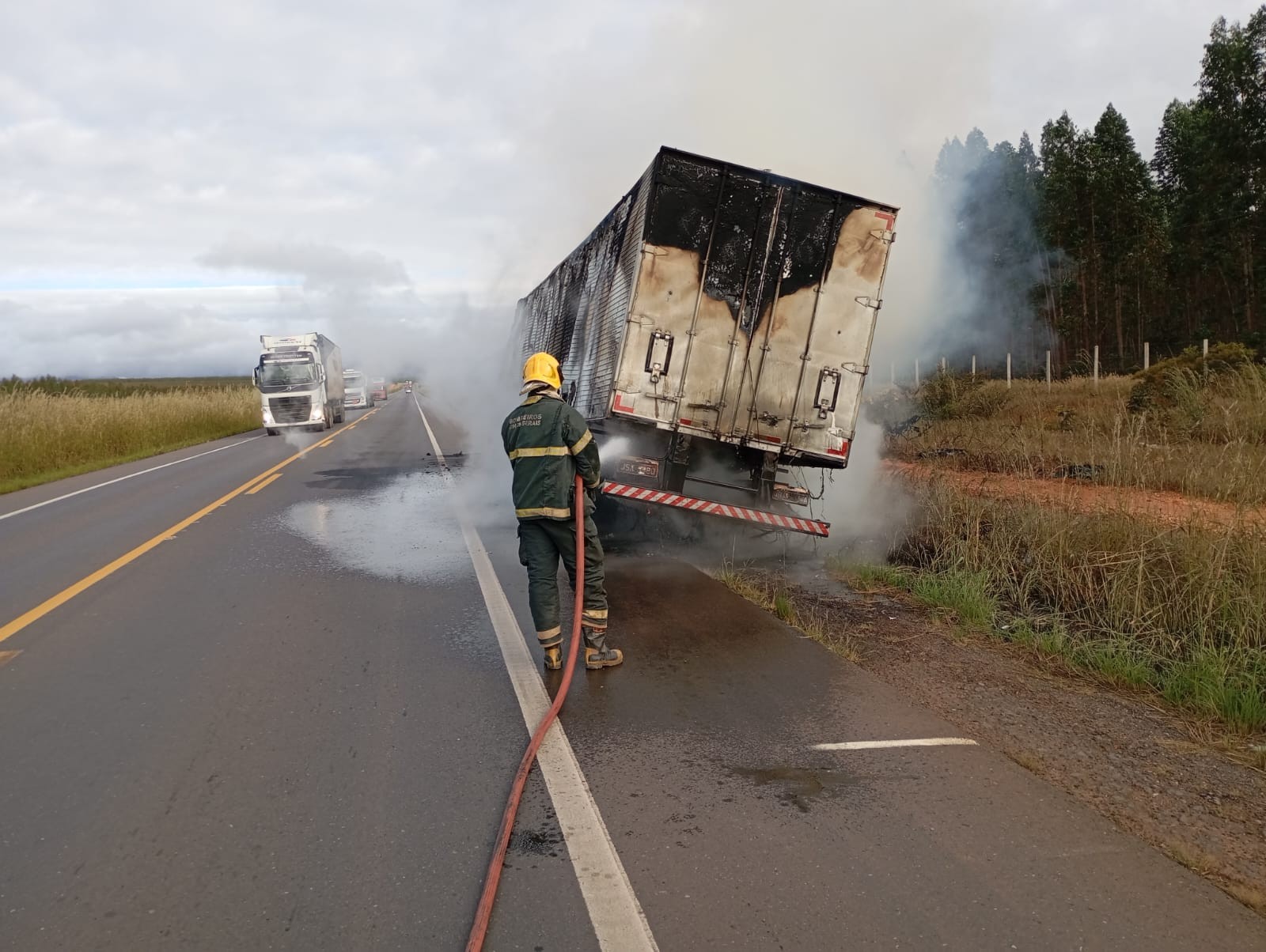 Fogo destrói carreta carregada com água de coco na BR-251, em Grão Mogol