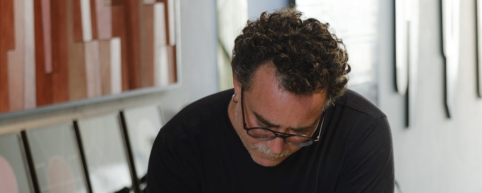 Artista visual baiano Dedé Lins expõe obras em Salvador — Foto: Renan Benedito