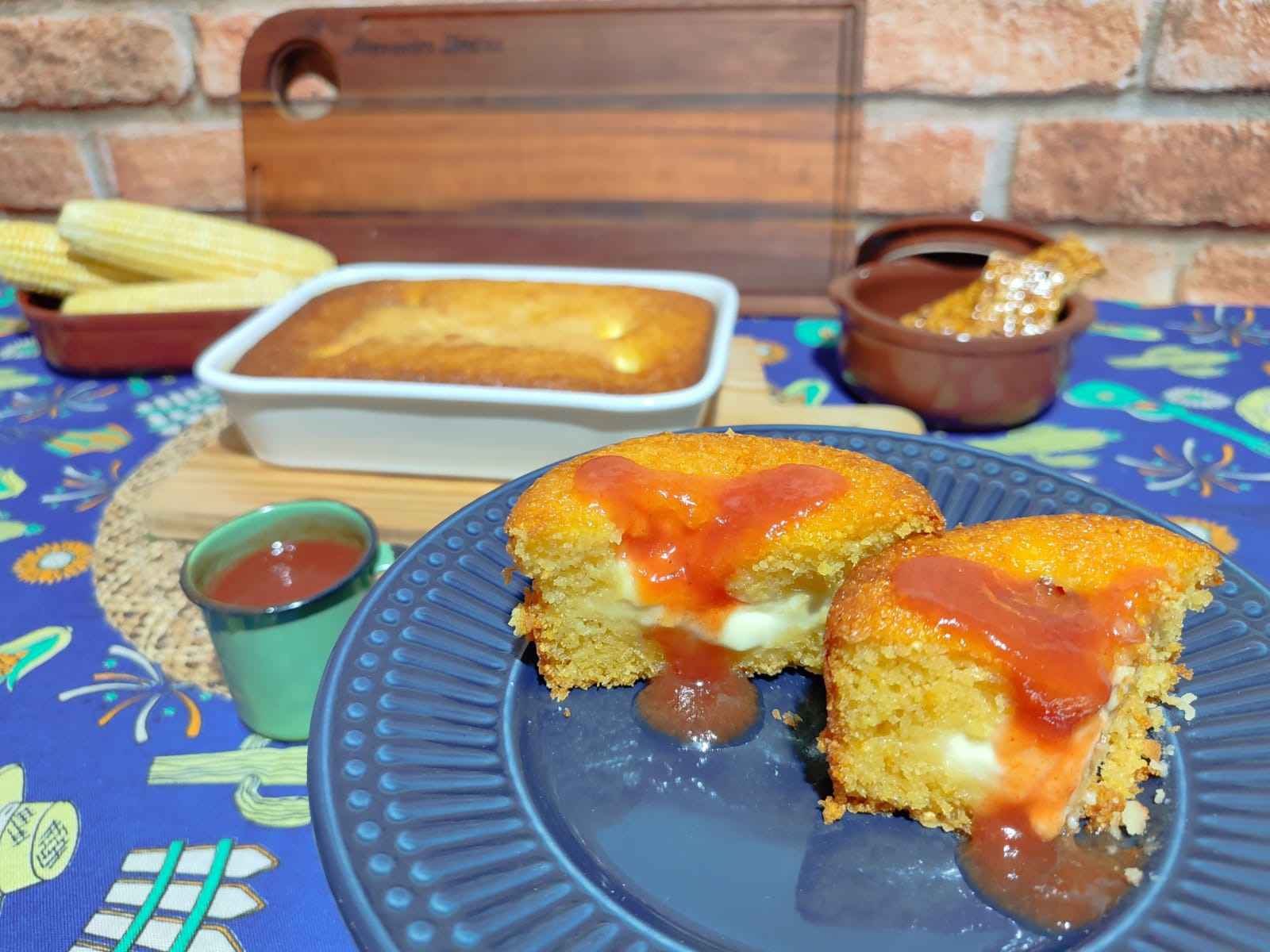 Aprenda uma receita de bolo de milho com requeijão e calda de goiabada