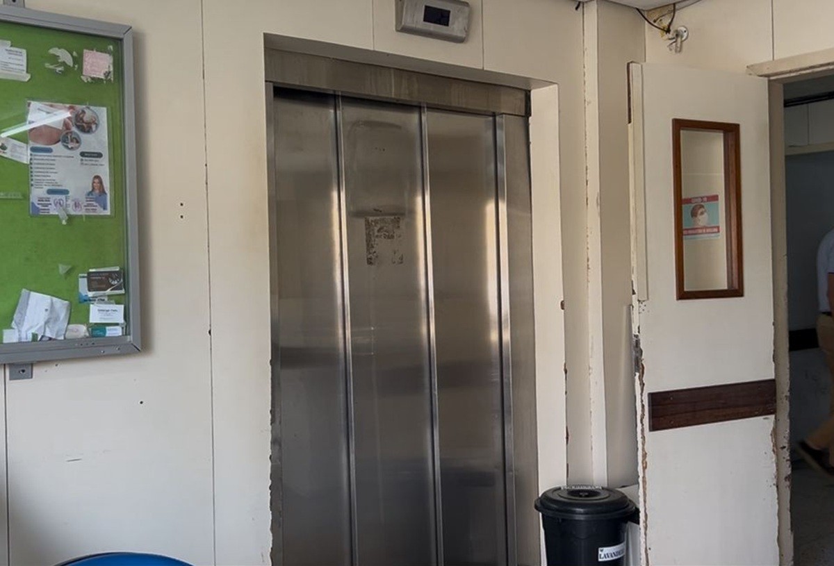 Pacientes precisam usar escadas para acessar centro cirúrgico após elevadores quebrarem no maior hospital público do RN