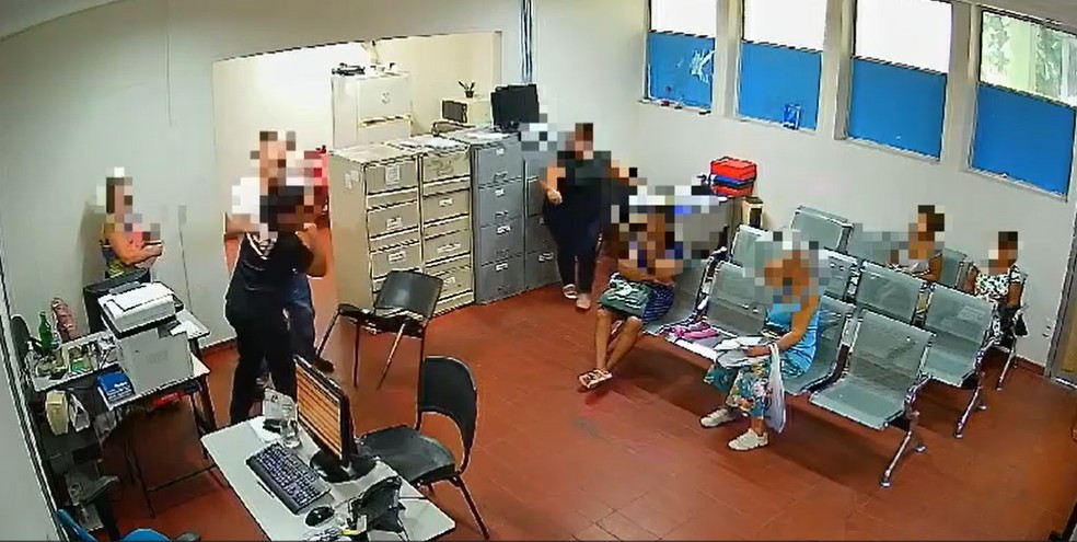 Câmera de monitoramento flagrou briga, iniciada pelo paciente que era atendido por funcionária — Foto: Prefeitura de Peruíbe