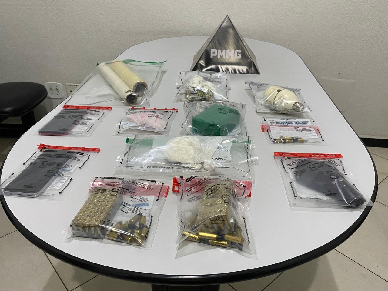 Menino de 3 anos é encontrado sozinho em casa após PM de folga ouvir gritos de socorro, em Governador Valadares