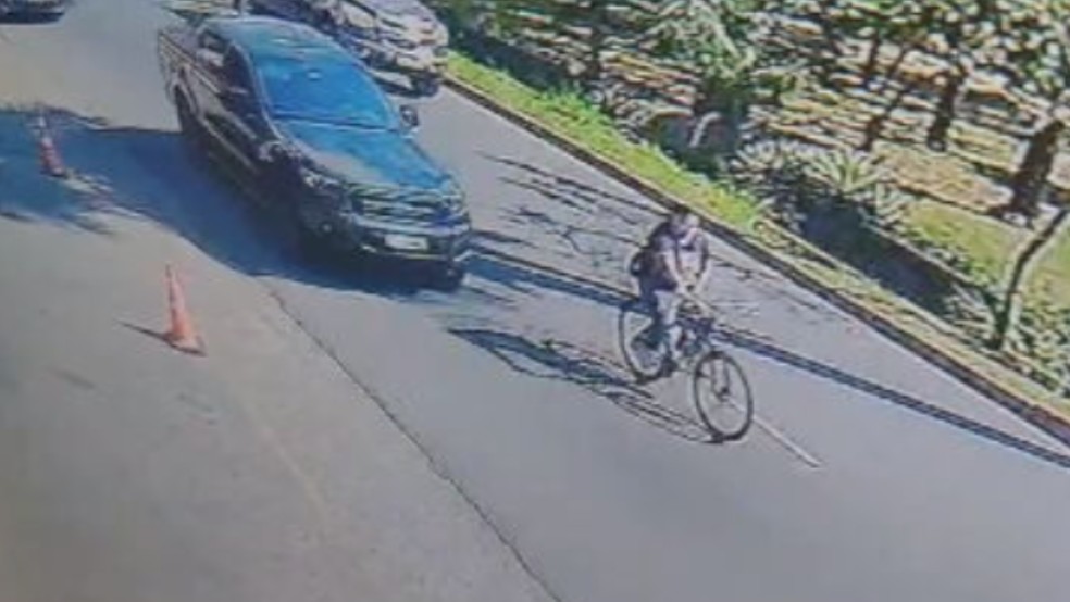 Câmera flagra juiz e garota de programa em carro, próximo a ciclista Thaís Bonatti, antes de batida, em Araçatuba (SP) — Foto: Reprodução/Câmera de segurança