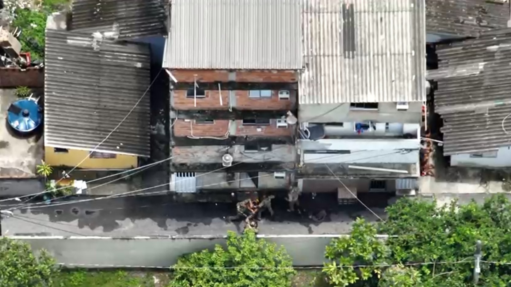 Vídeo mostra resgate de mulher e criança feitos reféns em casa na Maré; polícia imobilizou bandido 