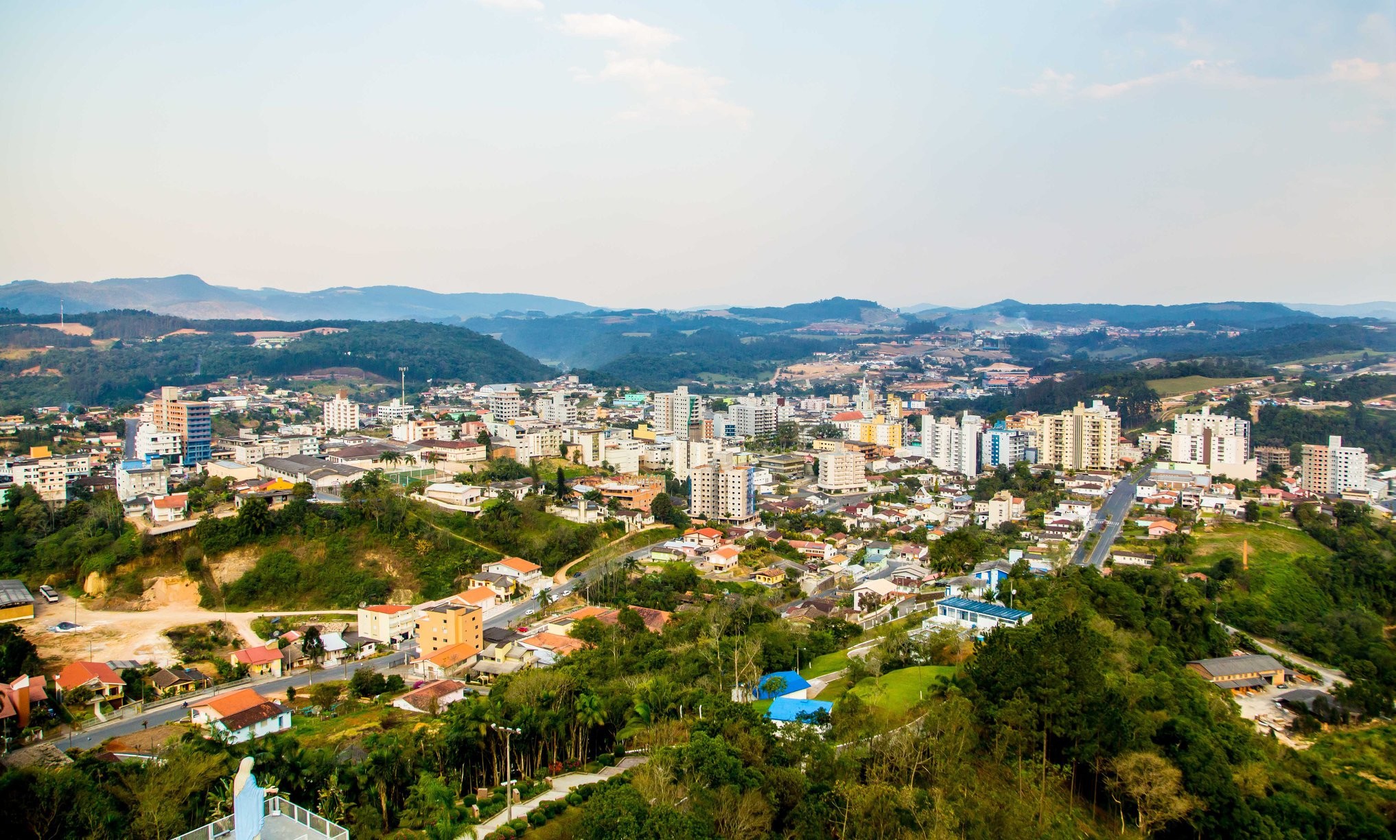 Adolescente de 13 anos morre após cair em barranco durante confraternização de Natal em SC