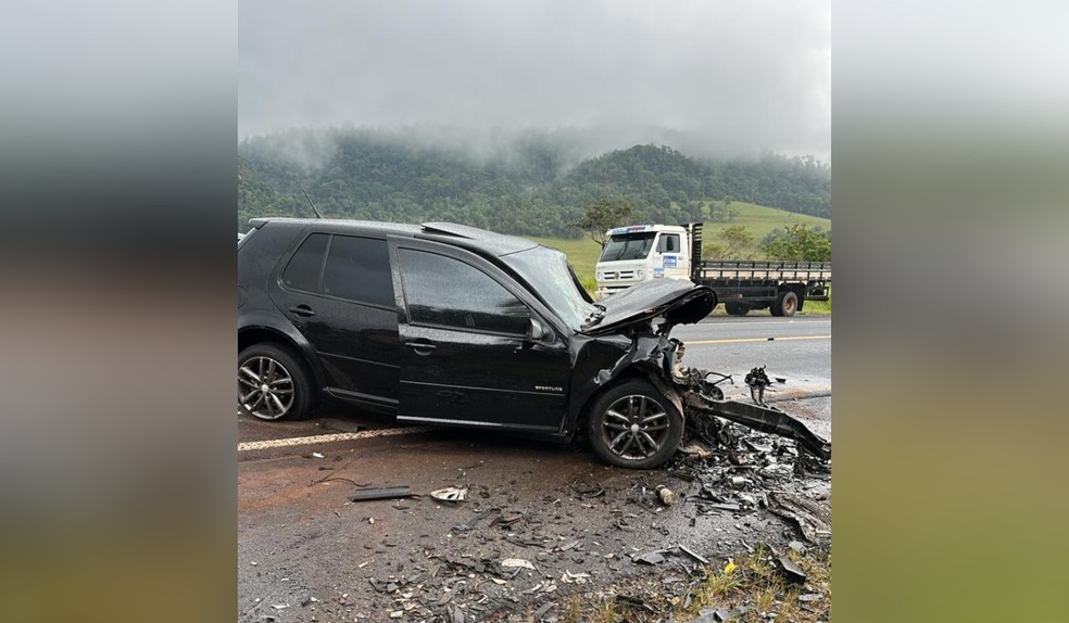 Batida entre dois carros deixa feridos na SP-287 em Piraju (SP) — Foto: Reprodução/Redes sociais
