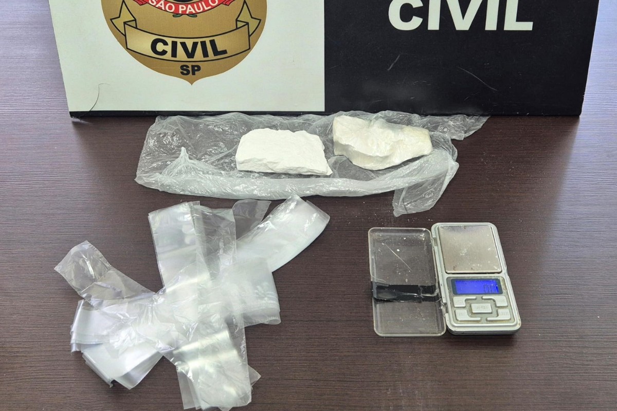 Suspeito tenta quebrar celular ao ser abordado pela polícia e aparelho explode nas mãos dele no interior de SP