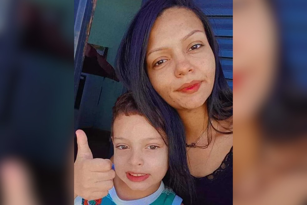 Izabella Rodrigues da Silva ao lado do filho João Pedro, que morreu aos cinco anos em Santo Anastácio (SP) — Foto: Reprodução/redes sociais