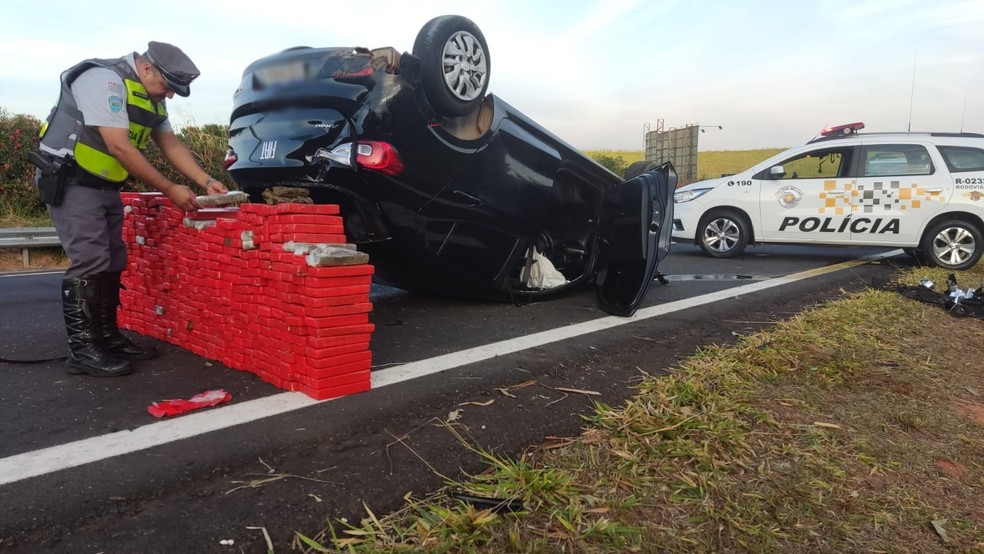 374 quilos de maconha foram encontrados em carro que capotou em rodovia de Gália (SP) — Foto: Polícia Rodoviária/Divulgação