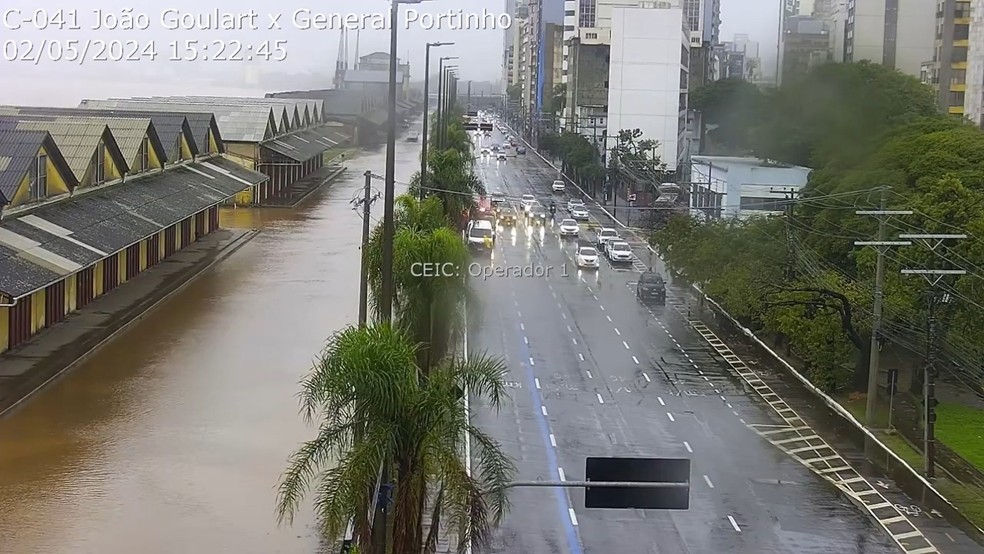 Águas do Guaíba invadem Cais Mauá, em Porto Alegre — Foto: Reprodução/Ceic Porto Alegre