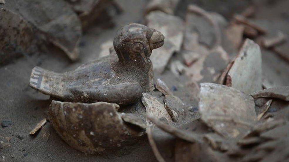 Objetos encontrados no túmulo — Foto: EPA/via BBC