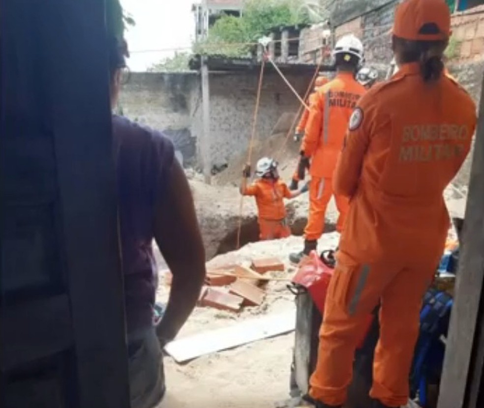 Homem morre soterrado após cair em buraco de 4 metros em quintal de casa no interior da Bahia — Foto: Reprodução/TV Subaé