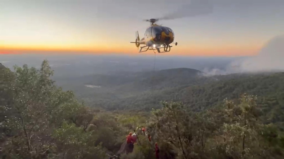 Homem cai durante escalada no Morro do Anhangava e é resgatado de helicóptero no Paraná — Foto: Corpo de Bombeiros