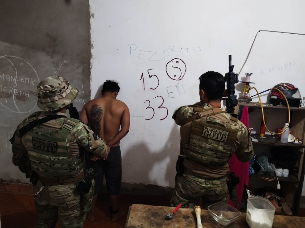 Suspeito de participar de organização crimonosa é preso pela polícia na Operação Asfixia — Foto: Divulgação/PCTO