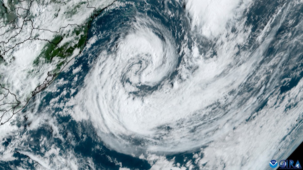 Imagem mostra a tempestade tropical Akará na costa brasileira. — Foto: NOAA