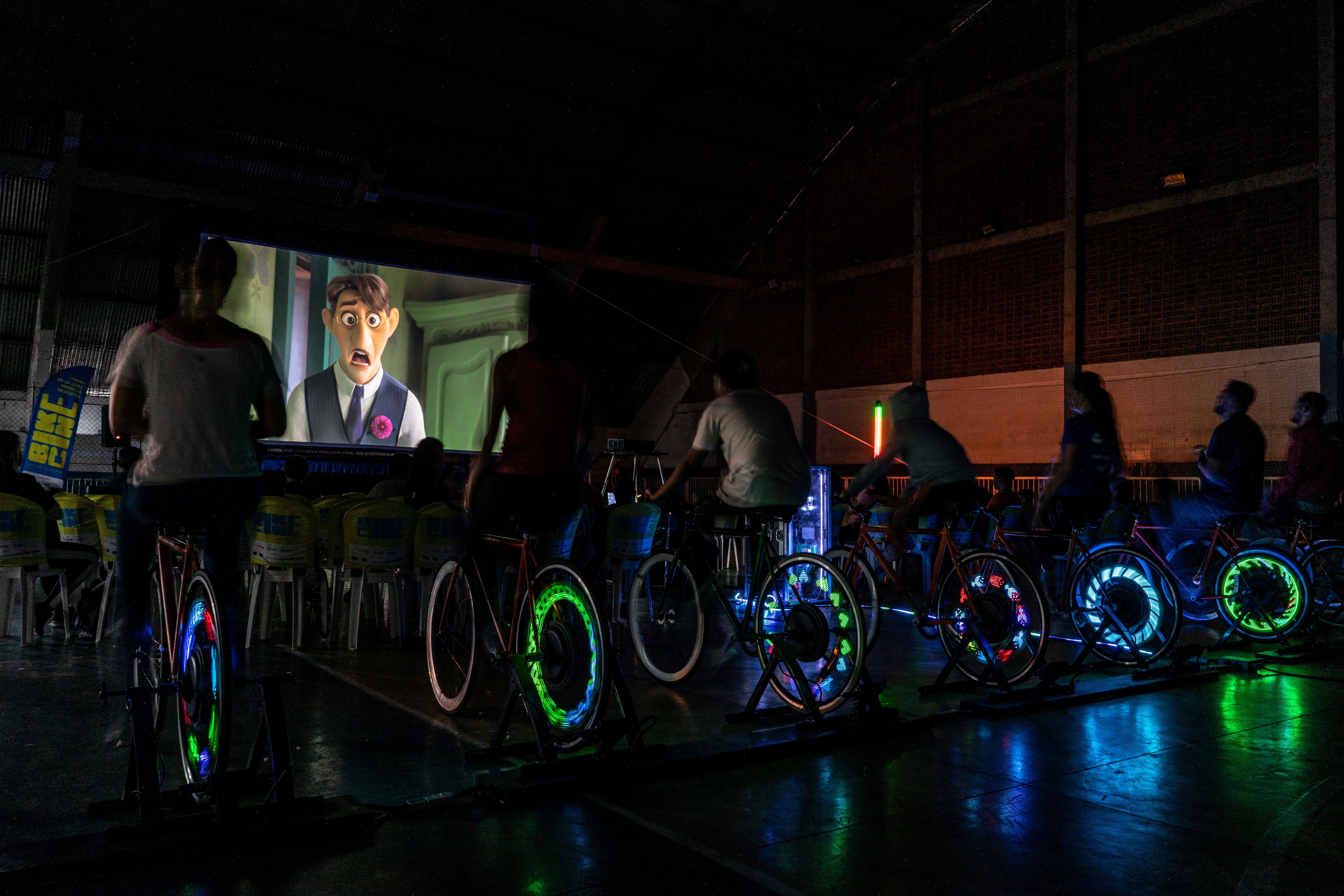 Movido a bicicletas, cinema itinerante gratuito e ao ar livre retorna para São Paulo nesta quinta-feira