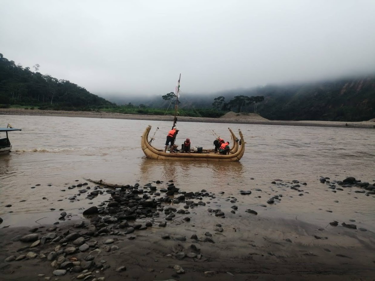 Franceses partem da Bolívia, cruzam rios da Amazônia em balsa tradicional e devem chegar ao Amapá no fim de setembro