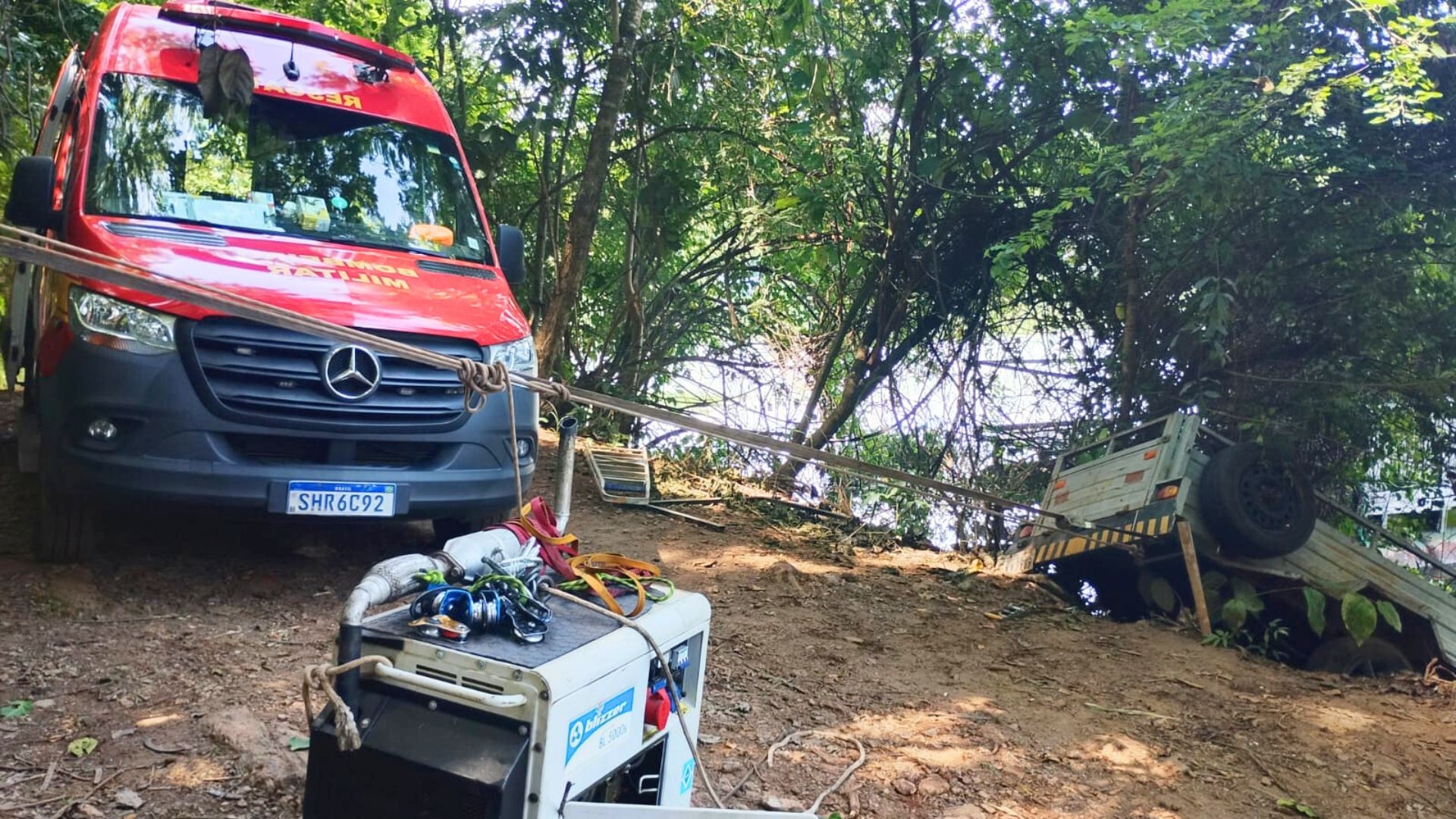 Idoso morre e amigos são resgatados após acidente com carretinha em obra de tablado no Rio Araguari, em Uberlândia