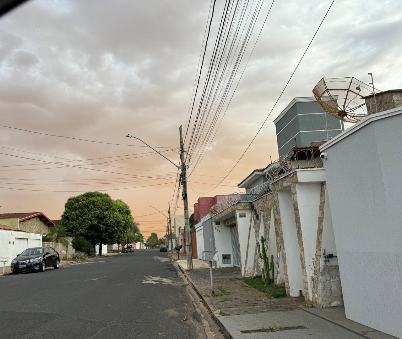 Nuvem de poeira cobre cidade e 'dia vira noite' em Uberaba