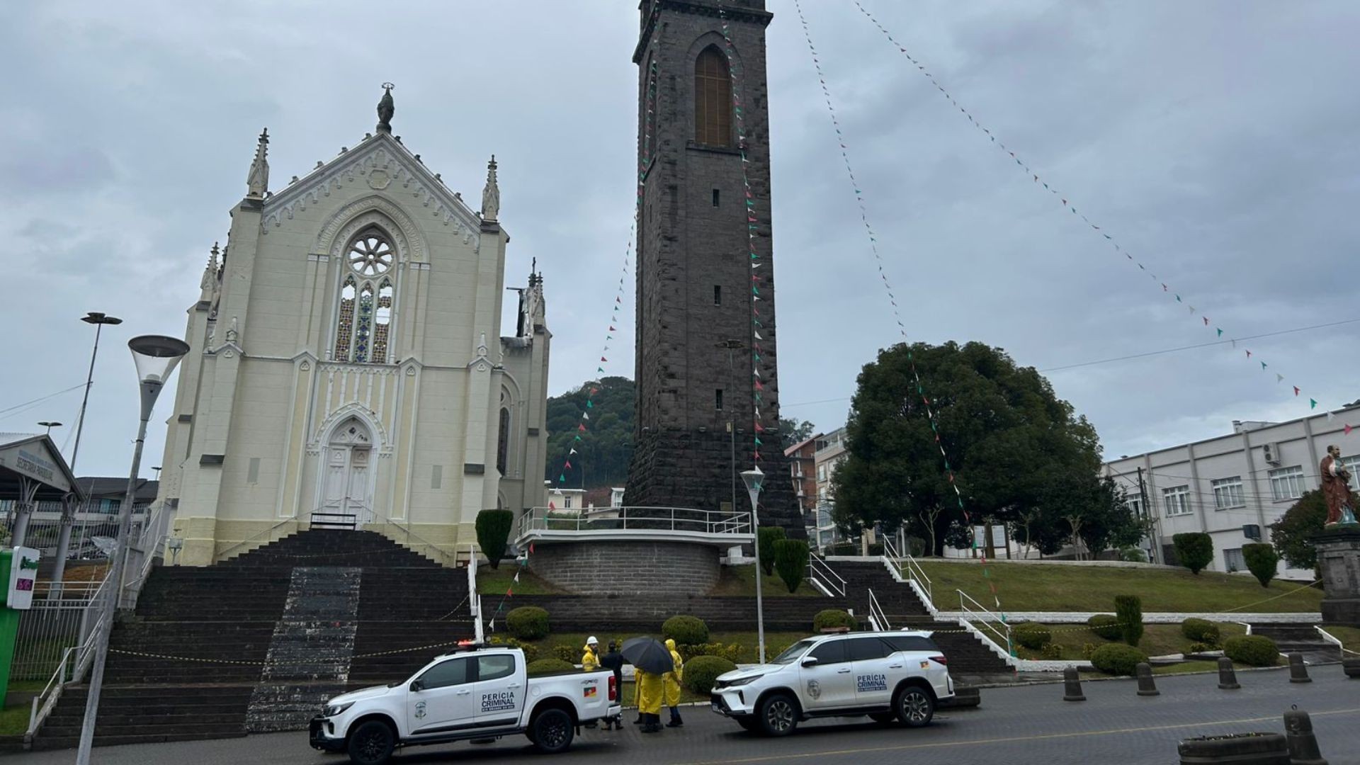 ANTES E DEPOIS: Incêndio em igreja centenária é controlado no RS; veja como ficou o local após destruição