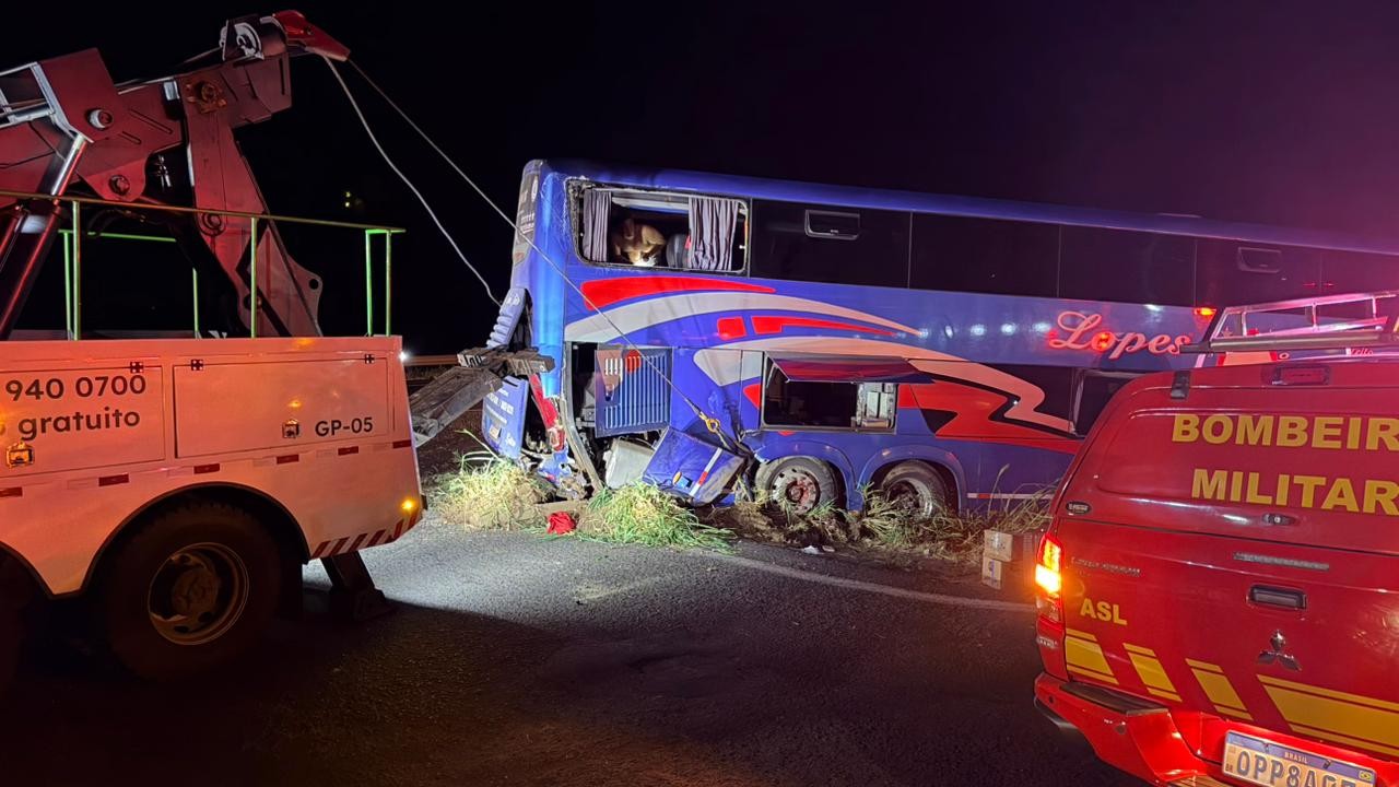 Ônibus com fiéis bate em carreta e deixa dois mortos e mais de 30 feridos na BR-050, em Uberaba