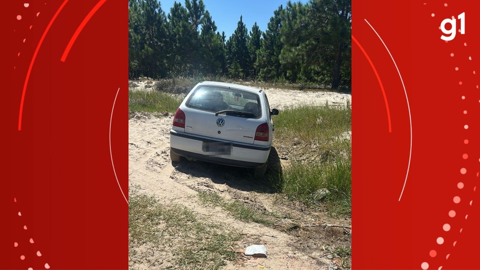 Carro que teria sido usado por suspeita foi encontrado abandonado — Foto: Divulgao/Brigada Militar