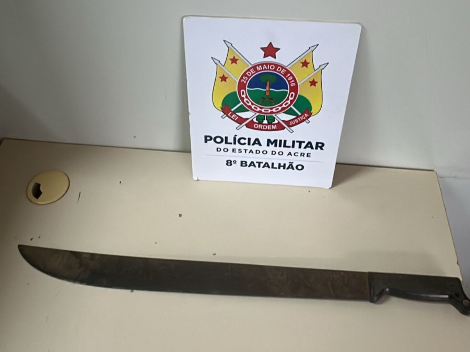 Mulher com deficiência visual aciona botão de pânico e homem é preso por ameaçá-la com terçado no Acre