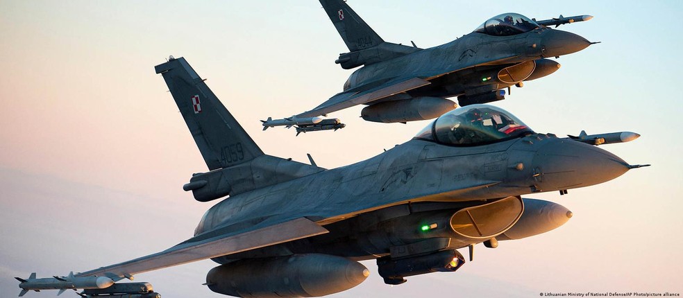 Para especialistas, os modernos caças americanos F-16 seriam a melhor proteção para a Ucrânia das bombas teleguiadas russas — Foto: Lithuanian Ministry of National Defense/AP Photo