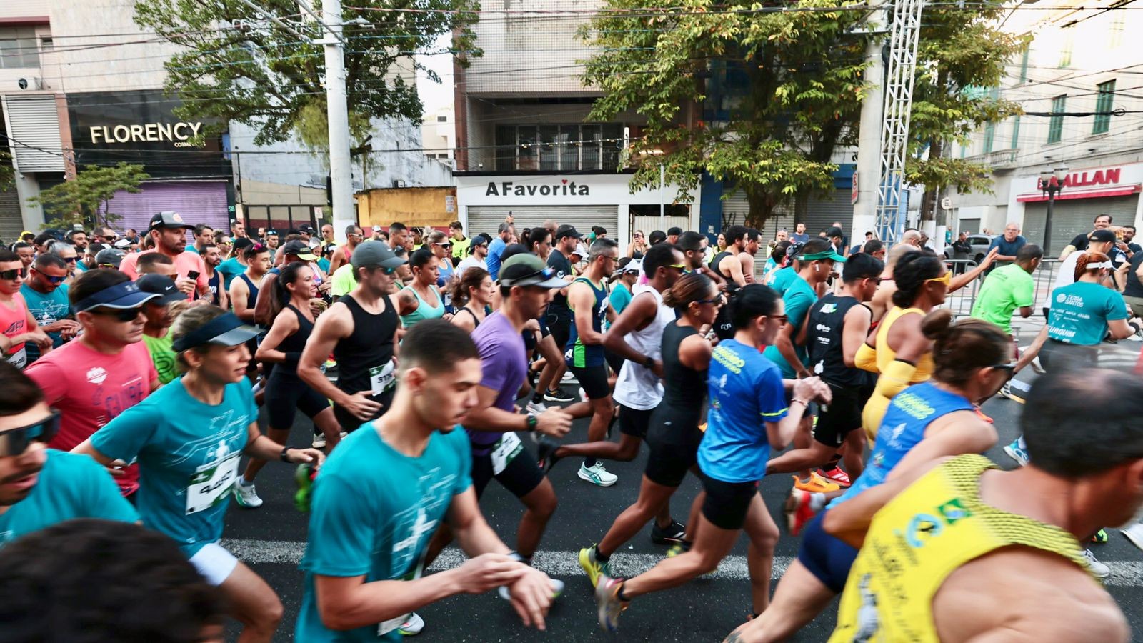 Maior prova de 10 km do país retoma trajeto tradicional e reúne quase 25 mil pessoas em Santos, SP