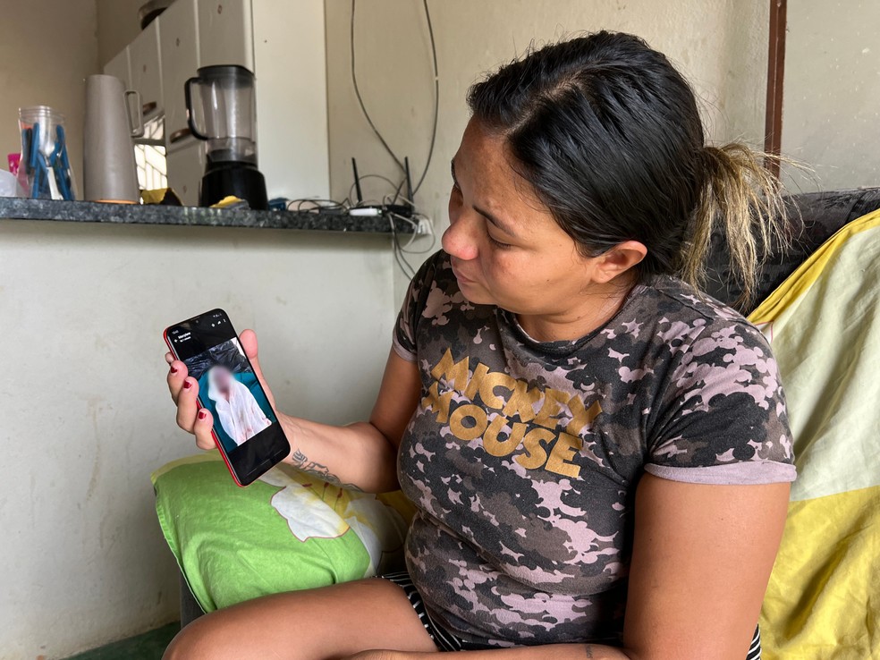 Sheuly de Paula Araújo mostra a foto da filha, Zaira, que ficou dois dias morta dentro da barriga — Foto: Caíque Rodrigues/g1 RR