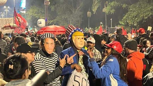Manifestantes ocupam Av. Paulista em protesto contra tarifaço imposto por Trump ao Brasil e pela taxação dos super-ricos - Participantes se concentraram em frente ao Masp desde as 18h desta quinta-feira (10).