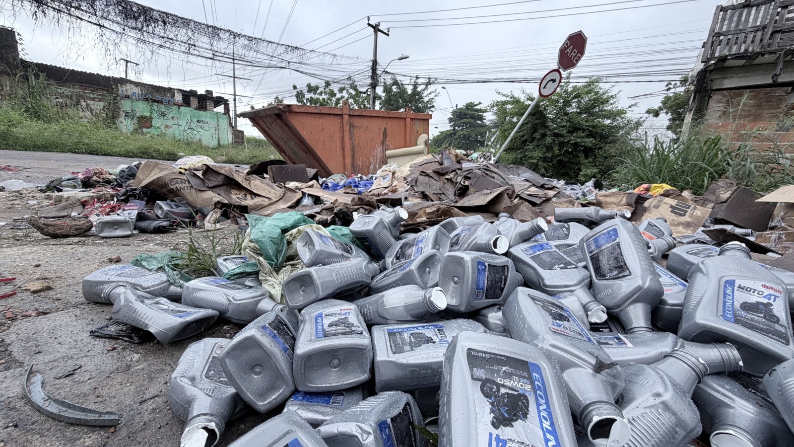 'DNA do lixo' identifica oficina que fez descarte irregular de materiais em Fortaleza; entenda