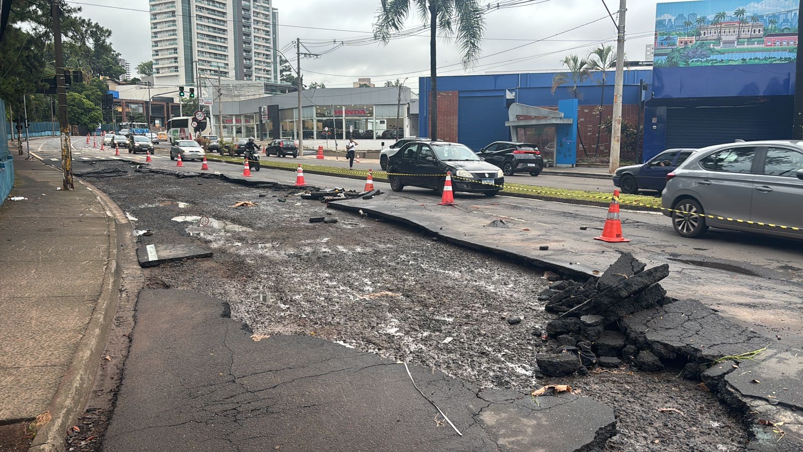 Temporal causa morte, alagamentos, rompimento de asfalto e abertura de cratera em Piracicaba; veja balanço