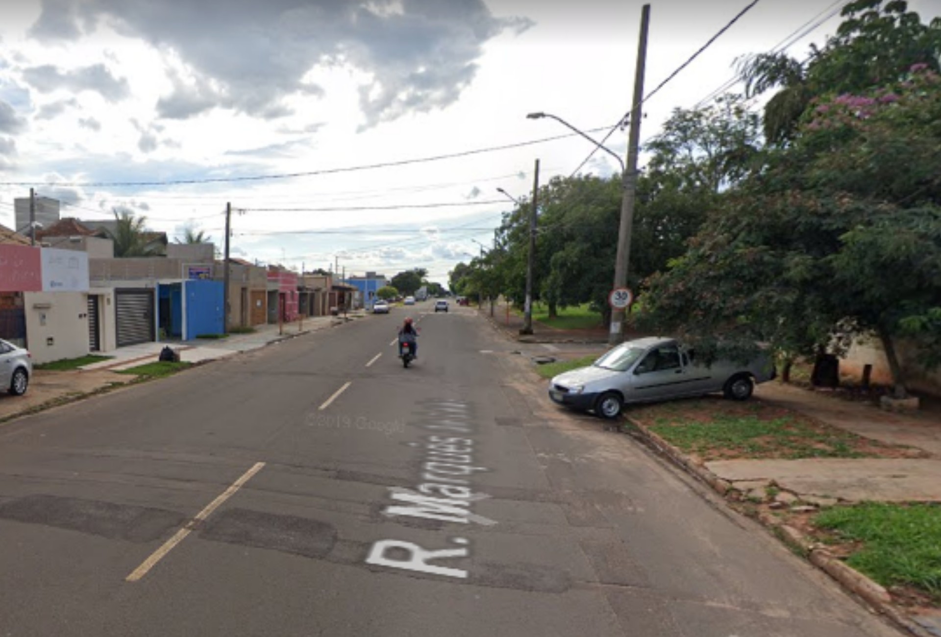 Conveniência é alvo de tiros em plena luz do dia e tem porta arrombada em Campo Grande