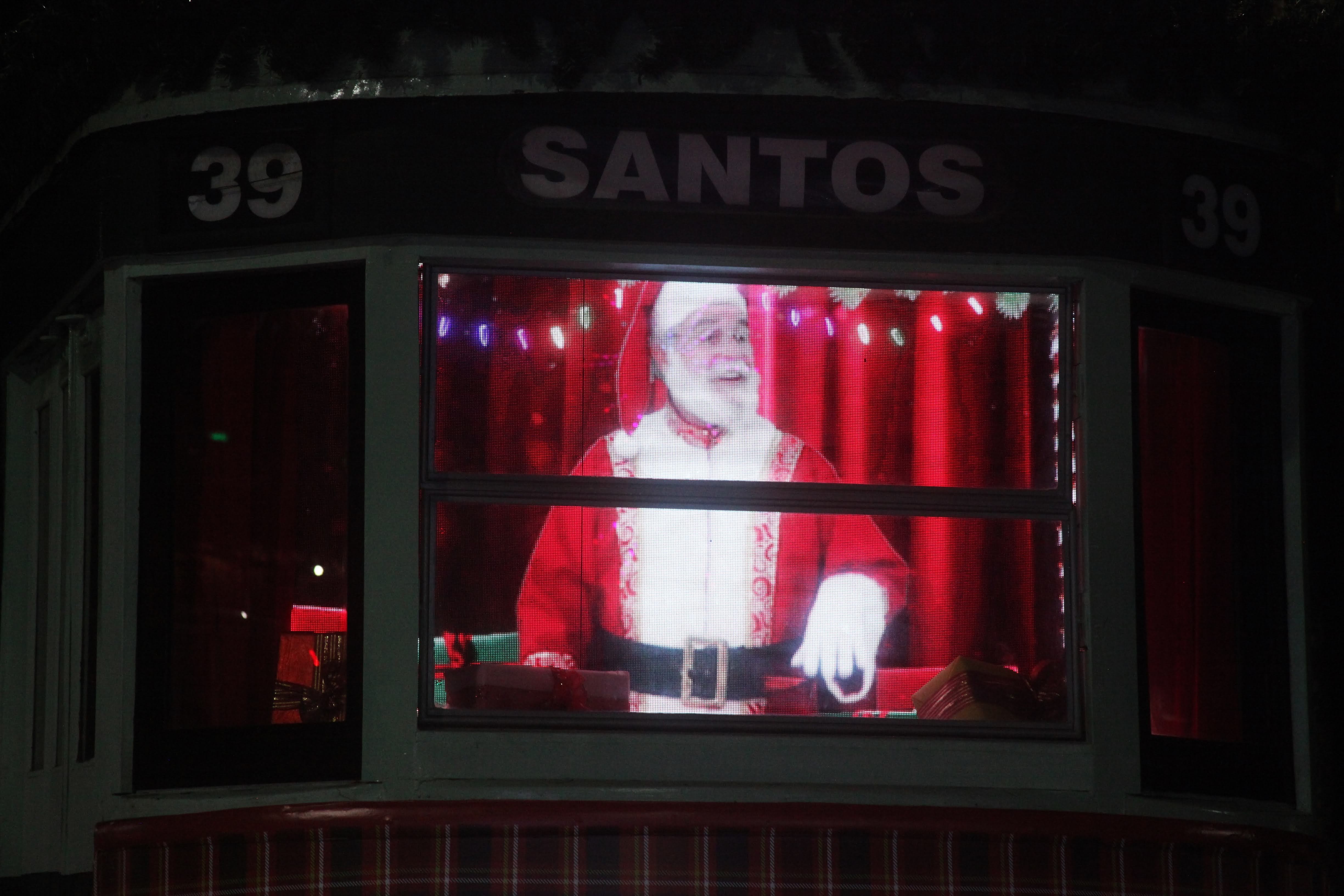 Bonde na orla de Santos entra no clima de Natal com vídeo nas janelas 