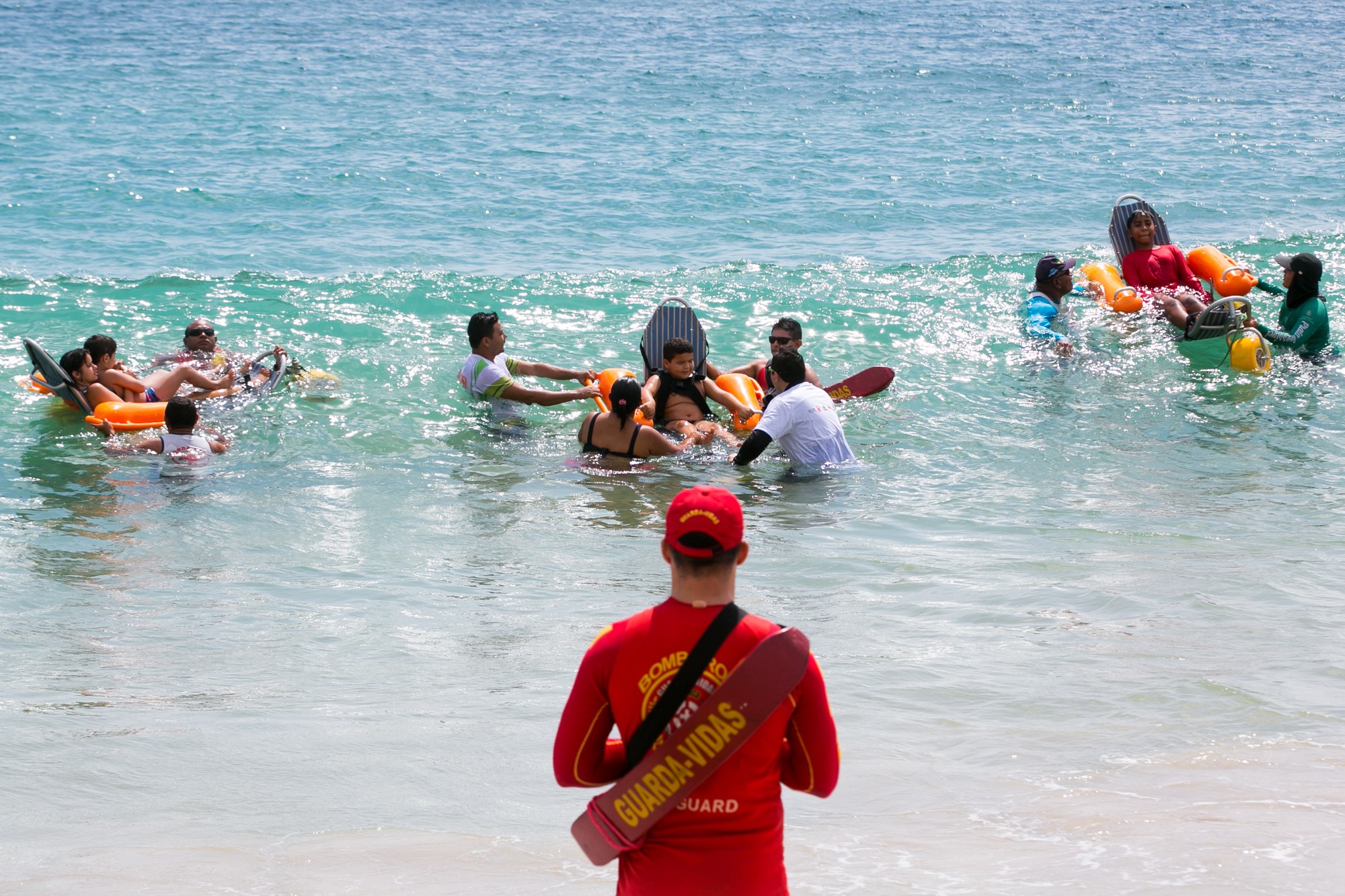 Praia em Fortim recebe projeto que proporciona banho de mar para pessoas com deficiência