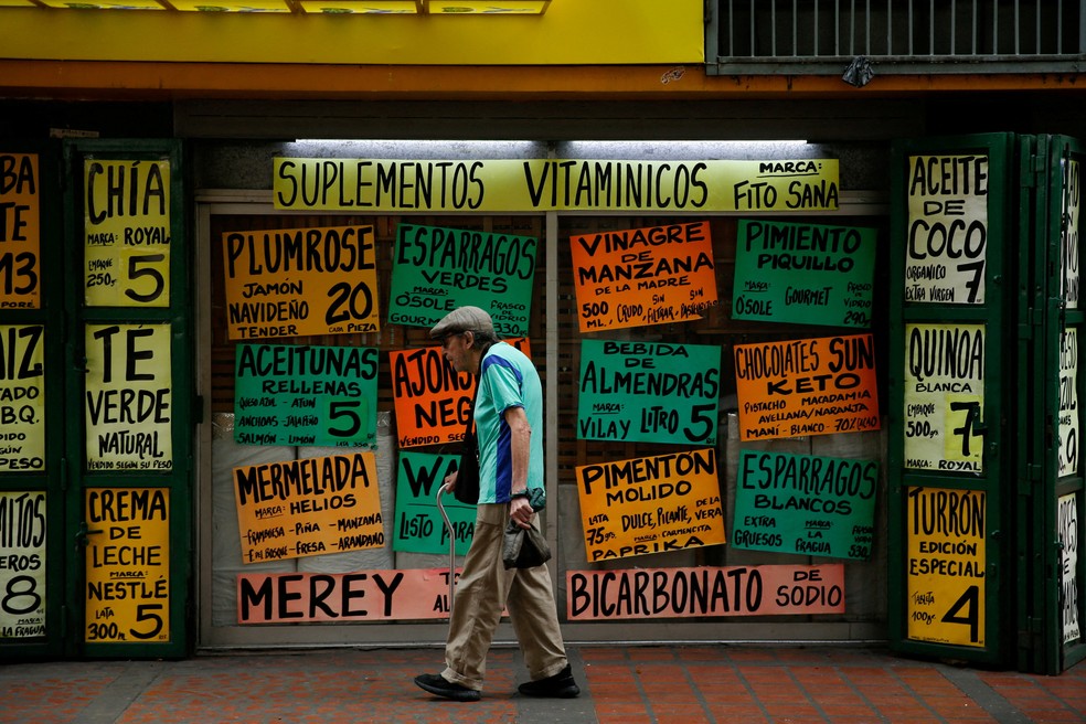 Preços em mercado de Caracas — Foto: REUTERS/Leonardo Fernandez Viloria