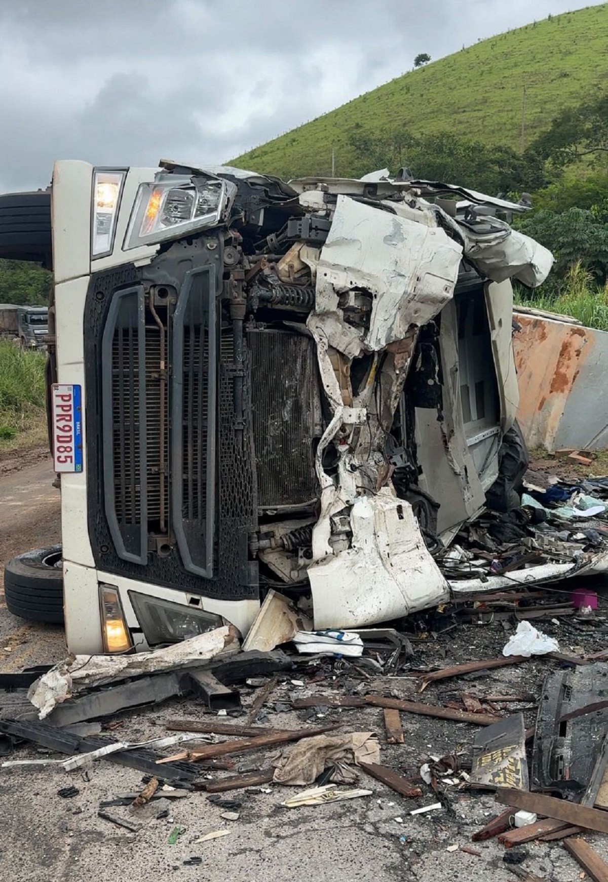 Acidente entre caminhões deixa dois mortos na MGC-265, em MG