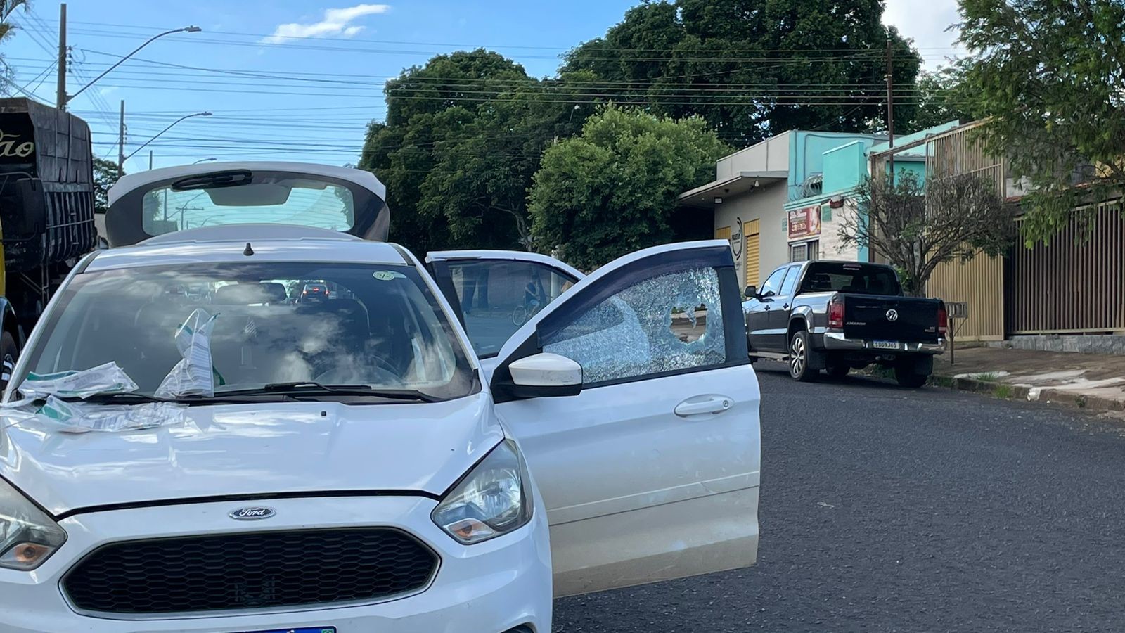 Motorista e passageira de carro são baleados no Bairro Tibery, em Uberlândia