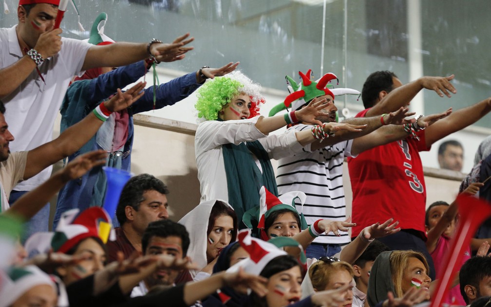 Mulheres iranianas assistem a jogo da 1ª divisão de futebol pela